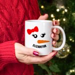 Gepersonaliseerde Schattige Lachende Wortelneus Sneeuwman Gezicht 11oz / 15oz Keramische Mok met Naam Kerstmis Winterfeest Geschenk voor Familie Kinde