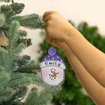 Ornement de Noël personnalisé en bois peint à la main avec le nom d'un bonhomme de neige Décoration de l'arbre de Noël Cadeau de fête pour la famille 