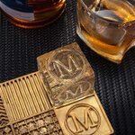 Personalisierte Lebensmittel-Grade graviert Messing Initial Whiskey Eiswürfelform Schale mit Stempel Designs und Zange Bar Zubehör Party Geschenk für 