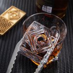 Personalisierte Lebensmittel-Grade graviert Messing Initial Whiskey Eiswürfelform Schale mit Stempel Designs und Zange Bar Zubehör Party Geschenk für 