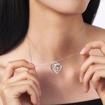 Gepersonaliseerde hartvorm two tone oma kleindochter ketting met gegraveerde naam sierlijke sieraden verjaardag verjaardagscadeau voor vrouwen