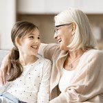 Gepersonaliseerde hartvorm two tone oma kleindochter ketting met gegraveerde naam sierlijke sieraden verjaardag verjaardagscadeau voor vrouwen