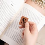 Henkilökohtainen Floral Initial Name Magneettinen nahkainen kirjanmerkki Clip nimellä Reading Stationery tarvikkeet Syntymäpäivälahja Bookworms Kirjan ystäville Book Lovers
