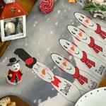 Personifierad söt snögubbe familj linne bordslöpare med 3-10 namn vinterfestival dekor julfest present till barn familj