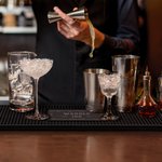 Tapis de bar en caoutchouc antidérapant avec texte Cadeau d'anniversaire pour barman Amoureux des cocktails Nouveaux mariés