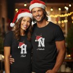 Gepersonaliseerd rendier kerstmuts initiaal 100% katoen bijpassende baby romper Kid Adult T-shirt met naam Kerstfeest cadeau voor familie