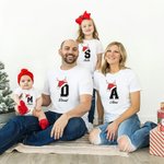 Gepersonaliseerd rendier kerstmuts initiaal 100% katoen bijpassende baby romper Kid Adult T-shirt met naam Kerstfeest cadeau voor familie