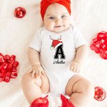 Gepersonaliseerd rendier kerstmuts initiaal 100% katoen bijpassende baby romper Kid Adult T-shirt met naam Kerstfeest cadeau voor familie