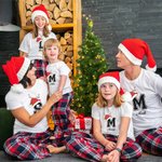 Gepersonaliseerd rendier kerstmuts initiaal 100% katoen bijpassende baby romper Kid Adult T-shirt met naam Kerstfeest cadeau voor familie