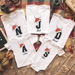Gepersonaliseerd rendier kerstmuts initiaal 100% katoen bijpassende baby romper Kid Adult T-shirt met naam Kerstfeest cadeau voor familie