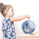 Spersonalizowana drewniana skarbonka z imieniem i nazwiskiem z przezroczystym okienkiem dla chłopców i dziewczynek