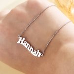 Personligt minimalistiskt trendigt vågigt namnhalsband Födelsedags- och jubileumsgåva för kvinnor