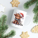 Chapeau de Noël Highland Cow personnalisé Mug en céramique 11oz Sous-verre avec nom Cadeau de Noël pour les amateurs de Highland Cow