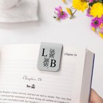 Personlig blomstermonogram med initialnavn Magnetisk bokmerkeklips i lær Lesing Papirvarer Bursdagsgave til bokelskere
