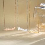 Personligt minimalistiskt trendigt vågigt namnhalsband Födelsedags- och jubileumsgåva för kvinnor