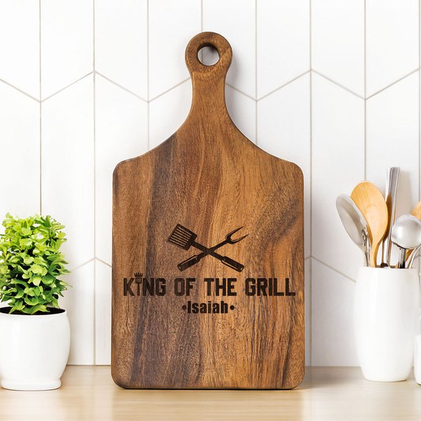 Personalised King Of The Grill Engraved Name Reversible Cheese Charcuterie Chopping Board with Finger Grip Housewarming Wedding Gift for Family Couple