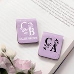 Personlig blomstermonogram med initialnavn Magnetisk bokmerkeklips i lær Lesing Papirvarer Bursdagsgave til bokelskere