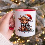 Chapeau de Noël Highland Cow personnalisé Mug en céramique 11oz Sous-verre avec nom Cadeau de Noël pour les amateurs de Highland Cow