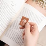 Personlig blomstermonogram med initialnavn Magnetisk bokmerkeklips i lær Lesing Papirvarer Bursdagsgave til bokelskere