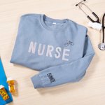 Sweat personnalisé à motif infirmier pailleté avec nom brodé et broche stéthoscope Cadeau d'anniversaire de fin d'études pour infirmière