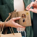 Spersonalizowany Cartoon Party Girl Birth Flower Name Składany skórzany portfel na nadgarstek z etui na karty Urodziny Prezent ślubny dla kobiet