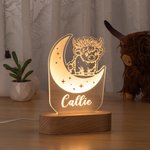 Veilleuse LED en Acrylique Personnalisée avec Nom Style de Vache Highland Décoration de Chambre avec Base en Bois Cadeau Baby Shower Noël pour Enfant