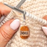 Personalisierte 5-tlg. handgefertigte Maschenmarkierer Mini Knäuel Anhänger mit Namen Häkeln Zubehör Geschenk für Strickliebhaber Häkelliebhaber