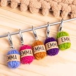 Personalisierte 5-tlg. handgefertigte Maschenmarkierer Mini Knäuel Anhänger mit Namen Häkeln Zubehör Geschenk für Strickliebhaber Häkelliebhaber