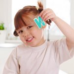 Nome iniziale acrilico personalizzato multicolore a doppio strato 3D Etichetta per bottiglia d'acqua del sacchetto del pranzo dell'asilo nido con pass