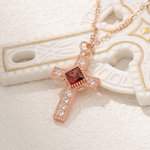 Collana con croce in pietra di parto personalizzata con zircone lucido, delicato gioiello religioso, regalo di battesimo di Natale per le donne