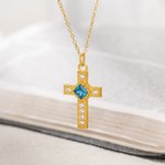 Collana con croce in pietra di parto personalizzata con zircone lucido, delicato gioiello religioso, regalo di battesimo di Natale per le donne
