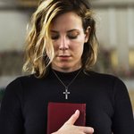 Collana con croce in pietra di parto personalizzata con zircone lucido, delicato gioiello religioso, regalo di battesimo di Natale per le donne