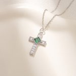 Collana con croce in pietra di parto personalizzata con zircone lucido, delicato gioiello religioso, regalo di battesimo di Natale per le donne