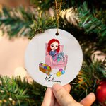 Ornement personnalisé en céramique pour fille au crochet avec nom Décoration de l'arbre de Noël Cadeau d'anniversaire pour les amoureux du tricot et d