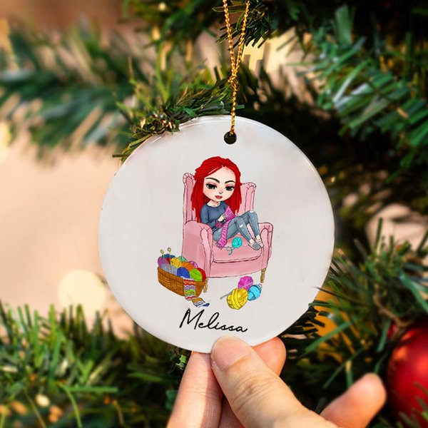 Ornement personnalisé en céramique pour fille au crochet avec nom Décoration de l'arbre de Noël Cadeau d'anniversaire pour les amoureux du tricot et du crochet