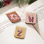 Marque-page magnétique en cuir personnalisé aquarelle pailleté Chapeau de Père Noël Initial Cadeau de Noël pour les amoureux du livre Bookworm