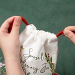 Spersonalizowana postać z kreskówki Holly Wreath Specjalna dostawa Pończochy świąteczne Torba prezentowa z imieniem Urodzinowy prezent świąteczny dla rodziny Dzieci