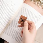 Spersonalizowana zakładka do książki z imieniem i nazwiskiem w kształcie kwiatowego motyla, owada, magnetyczna zakładka do książki ze skóry PU, prezent urodzinowy dla mola książkowego