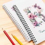 Henkilökohtainen söpö kukka perhonen kirje A5 Spiral Notebook nimi Initial 120 arkkia Syntymäpäivä lahja hänelle