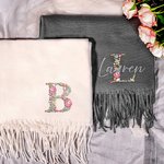 Personalizzato ricamato corona di fiori iniziale Faux Cashmere sciarpa scialle nappe con nome morbido caldo inverno accessorio compleanno regalo di vacanza per le donne