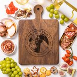 Tabla para cortar embutidos de madera con asa y nombre personalizada y grabada con foto Decoración para el hogar Made in USA Cumpleaños Regalo de boda para la familia