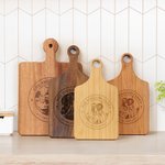 Tabla para cortar embutidos de madera con asa y nombre personalizada y grabada con foto Decoración para el hogar Made in USA Cumpleaños Regalo de boda para la familia
