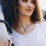 Personligt Vintage Hästsko Sadelhänge Halsband med graverat namn Country Smycken Födelsedag Ridsport Present till hästälskare Kvinnor