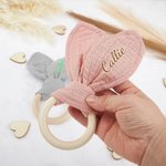 Personlig babysäker söt kanin virkad babyskallra sensorisk leksak med namn Baby Shower Present för nyfödd