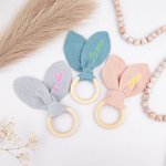 Personlig babysäker söt kanin virkad babyskallra sensorisk leksak med namn Baby Shower Present för nyfödd
