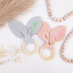 Personlig babysäker söt kanin virkad babyskallra sensorisk leksak med namn Baby Shower Present för nyfödd