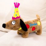 Personalizzato carino cappello di compleanno a pois bassotto giocattolo bambola cane con nome Home Decor giorno di adozione regalo di festa per l'amante del cane proprietario