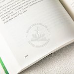 Personalizzato Religione Croce Fiori Libro Embosser Hand Held Embosser timbro a secco con nome Regalo di compleanno per topo di biblioteca cristiano