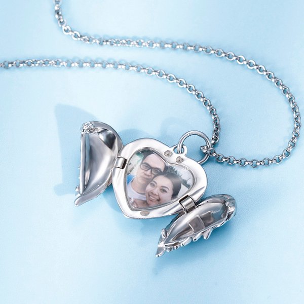Collana personalizzata con medaglione a cuore con ala d'angelo e testo inciso con foto Regalo di compleanno anniversario per donne e ragazze