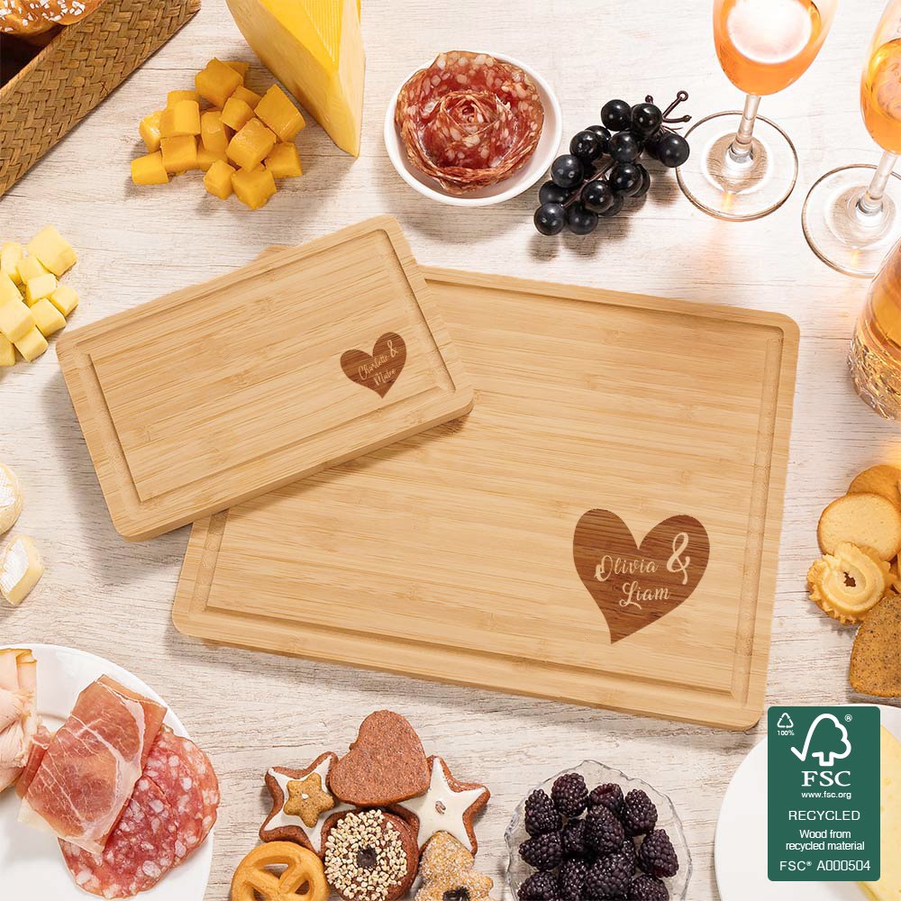 Spersonalizowana deska do krojenia Charcuterie z 2 imionami i grawerowanym sercem z rowkiem na sok Made in USA Prezent ślubny na parapetówkę dla rodziny 4